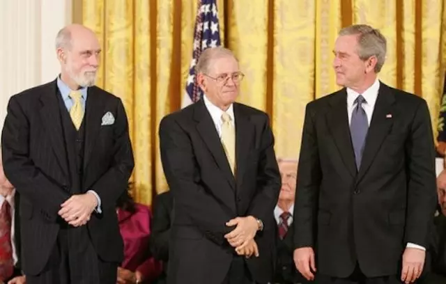 2005年，Vint Cerf和Bob Kahn获得小布什颁发的“总统自由勋章”